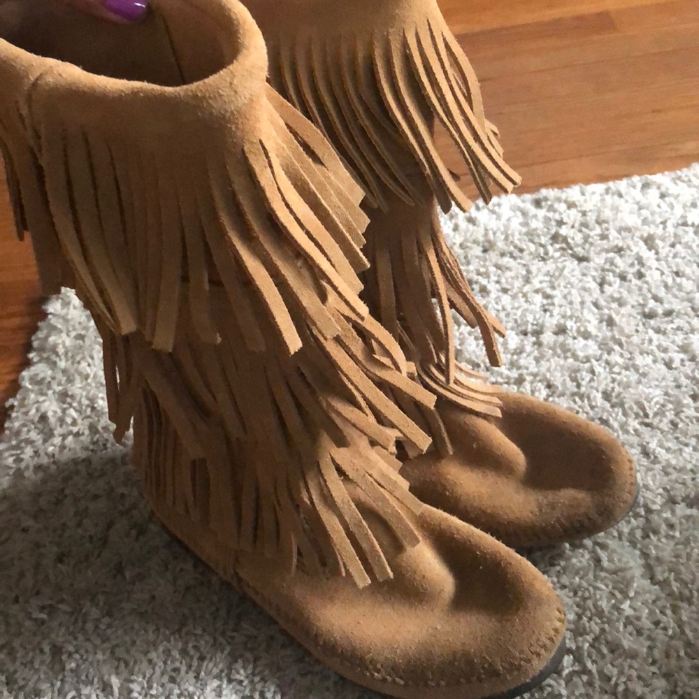 Minnetonka tan fringe boots